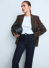 Jeans Danila de corte wide leg, tiro alto y color azul oscuro, con diseño clásico de cinco bolsillos, trabillas y cierre frontal con cremallera y botón.