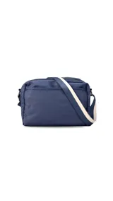 Bandolera de nylon color azul marino, con correa ajustable de cinta bicolor, múltiples bolsillos frontales con cierre y compartimento principal con organizadores internos.