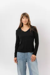Remera de manga larga color beige, con escote redondo levemente abierto y calce regular. Confeccionada en tejido suave, liviano y con leve elasticidad.