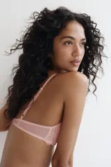 Soutien push-up de encaje color rosado con aros y copas acolchadas. Breteles ajustables.