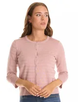 Cardigan de tejido fino en color rosado, con cuello redondo, cierre frontal con botones y mangas tres cuartos con puños acanalados.