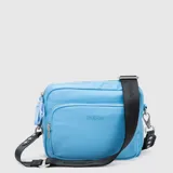 Cartera tipo bandolera de color celeste, con diseño acolchado horizontal, tres compartimentos exteriores con cierre y correa ajustable negra con logo de la marca.