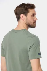 Remera lisa de manga corta y cuello redondo, color gris oscuro, de calce cómodo con pequeño logo bordado en el pecho.