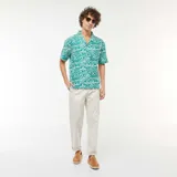 Pantalón de corte recto en color gris claro, confeccionado en tela de algodón, con cintura elástica y bolsillos laterales.