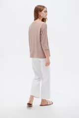 Blusa de viscosa bordó con estampado abstracto, escote en V con cuello tipo solapa y mangas 3/4, de corte holgado.