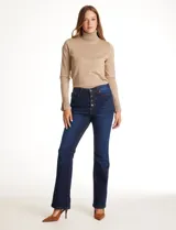 Jean bootcut de tiro alto marca Mynt 1792, en color azul oscuro. Presenta cierre frontal con botones a la vista, bolsillos laterales y traseros, y pasadores para cinturón.