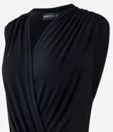Body femenino de la marca Blue Steel, confeccionado en tejido de poliéster con elastano. Presenta un diseño sin mangas con escote en V cruzado y detalle de hombreras, ofreciendo un ajuste cómodo y elegante.