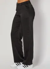 Pantalón de vestir de corte recto confeccionado en satén negro, con cintura de tiro alto, cierre frontal con botón y bolsillos laterales.