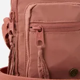 Morral Rip Curl Everyday Mini X Body de color rosado, con compartimento principal y bolsillo frontal con cierre, correa ajustable y detalles metálicos con logo de la marca.