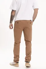 Pantalón chino color marrón claro, de corte recto y tiro medio.