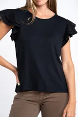 Remera negra de viscosa y elastano, con escote redondo y mangas cortas con volado de tela perforada (broderie).