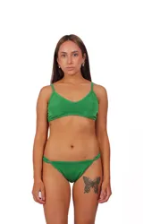 Conjunto de bikini verde con top de escote en forma de U y bombacha triangular clásica.