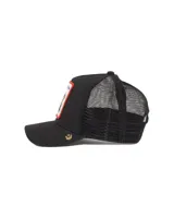 Gorra tipo trucker de color negro con panel frontal rígido y parte trasera de malla transpirable. Presenta un parche bordado en el frente con la imagen de un águila y la palabra Freedom.