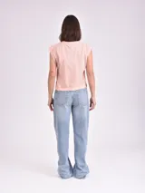 Remera color beige con mangas cortas y cuello redondo. Estampado frontal con la frase "Save the Wildlife" y la silueta de un leopardo.