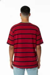 Remera de jersey liviano 100% algodón premium, a rayas horizontales rojas y azul marino con logo Vernal en verde ácido.