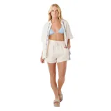 Camisa blanca de manga corta con bordados azules en cuello, botones y ruedo.