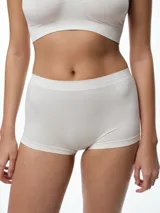Boxer femenino de microfibra con diseño seamless, de corte tipo short con mayor cobertura y refuerzo en la entrepierna.