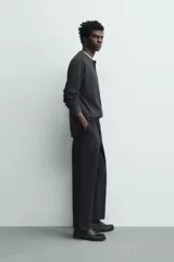 Pantalón de corte recto confeccionado en tejido compacto de algodón con estructura twill. Presenta cierre frontal con cremallera y botón, bolsillos laterales y bolsillos traseros de vivo con botón.