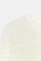 Jersey de punto fino con diseño color block en tonos rojo, bordó y blanco. Presenta cuello redondo y manga larga.