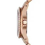 Reloj de pulsera Fossil con caja y malla de acero inoxidable en tono oro rosa. Presenta un bisel decorado con cristales, esfera a tono con subesferas multifunción y marcadores de hora con cristales.