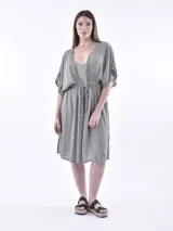 Vestido midi color gris claro, con escote en V, mangas cortas y lazo ajustable en la cintura.