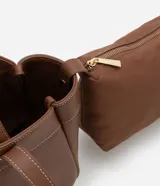 Bolso shopper grande color marrón, con costuras contrastantes, asa de mano y asa larga. Incluye bolsillo interno desmontable.