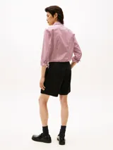 Pantalón chino corto de corte regular, confeccionado en algodón elástico con tecnología StayFresh. Presenta cierre de cremallera con botón, dos bolsillos laterales ribeteados y dos bolsillos traseros de ojal con botón.