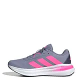 Championes de running Adidas Galaxy 7 para mujer, con capellada de malla técnica en color gris y detalles en fucsia vibrante. Presentan las icónicas tres tiras laterales, entresuela Cloudfoam para mayor amortiguación y suela de goma resistente.