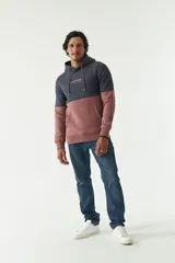 Buzo canguro de felpa con capucha, cordones ajustables, bolsillo tipo canguro y logo estampado en el pecho.