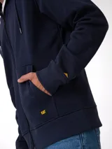 Buzo de hombre con cierre frontal de metal, capucha forrada con cordones ajustables, bolsillos tipo canguro y puños acanalados. Presenta una etiqueta pequeña con el logo de la marca en el bajo.