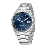 Reloj analógico Maserati Competizione con caja y malla de acero inoxidable plateado. Presenta una esfera azul con indicadores de hora, manecillas luminiscentes y ventana de fecha a las tres en punto. El bisel estriado aporta un toque distintivo al diseño.