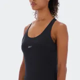 Musculosa deportiva negra para mujer, con escote redondo al frente y espalda tipo racerback con tirantes cruzados. Presenta un logo Vector reflectante en el pecho.