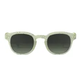 Lentes de sol Izipizi modelo #C, con armazón verde claro efecto speckle (salpicado) y cristales oscuros degradados.