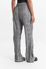 Pantalón de poliéster color lila con efecto metalizado y textura corrugada.