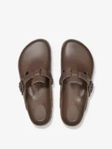 Zuecos Boston de EVA color marrón, con hebilla ajustable en el lateral y suela texturizada.