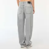 Jean de corte recto y tiro alto, color gris claro, con detalle de strass aplicado en toda la parte frontal. Cuenta con cierre de botón y cremallera, y bolsillos laterales y traseros.