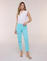 Pantalón de gabardina elastizada color beige, de tiro medio y calce slim. Cuenta con diseño pull-on sin cierres ni botones, cintura ancha, bolsillos delanteros simulados y bolsillos traseros ojal.