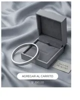 Esclava rígida de acero inoxidable con diseño de tres líneas paralelas en relieve.