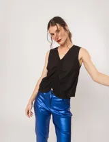 Musculosa blanca de lino con escote en V y detalle drapeado en el centro.