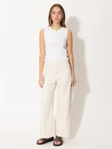 Pantalón de jean color crema, de corte recto y largo cropped.