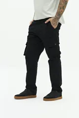 Pantalón cargo negro de corte recto sin puños, con bolsillos laterales con solapa y botón, bolsillos delanteros y traseros, y pasacintos en la cintura.