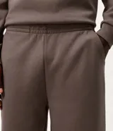 Pantalón masculino confeccionado en tejido de punto pesado con acabado liso, de corte recto y cintura elástica. Cuenta con bolsillos laterales funcionales.