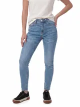 Jeans ajustados de denim azul con diseño de tiro medio, cinco bolsillos, cierre de cremallera y botón metálico. Presentan efecto desgastado sutil en los muslos.