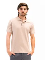 Remera tipo polo de manga corta, color blanco liso, con cuello de polo y tapeta de dos botones.