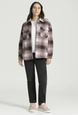 Campera Levis tipo shacket a cuadros rosas, negros y blancos, con cierre frontal con botones a presión, cuello camisero, bolsillos con solapa abotonada en el pecho y corte recto.