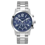 Reloj analógico Guess con caja y malla de acero inoxidable plateado. Presenta una esfera azul profundo de 44 mm con números arábigos, subesferas multifunción y movimiento de cuarzo.