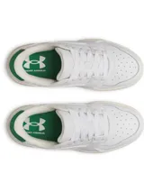 Championes Under Armour modelo UA W Flex, color blanco con detalles en verde. Presenta parte superior de cuero sintético con perforaciones en la puntera, panel lateral ovalado con la inscripción de la marca en dorado, talón acanalado verde y entresuela de goma color marfil con detalle verde.