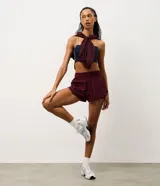 Top deportivo Get Over con diseño de espalda nadador y breteles finos en color beige contrastante. Confeccionado en microfibra técnica, cuenta con copas incorporadas para mayor sujeción y ajuste al cuerpo.