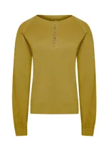 Sweater de punto color mostaza, con cuello redondo y apertura frontal parcial con botones de madera, de manga larga y calce regular.