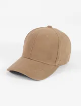 Gorra de béisbol de estilo clásico confeccionada en material símil gamuza color marrón, con costuras reforzadas en la visera y ojales bordados en la parte superior.